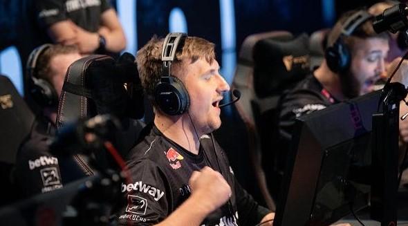 场夺回球的 场夺回球的